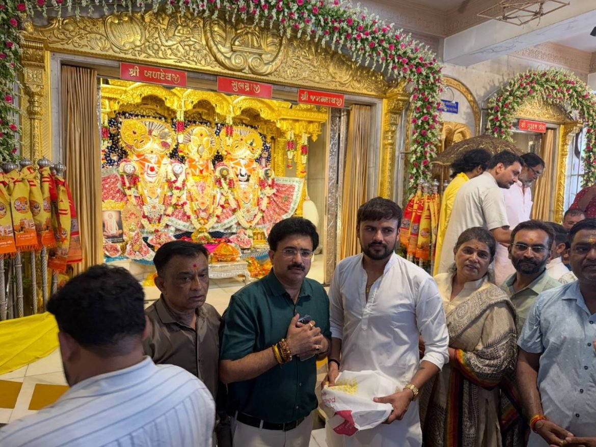 AAP गुजरात नेताओं द्वारा अहमदाबाद जगन्नाथ मंदिर में भगवान श्री जगन्नाथ के दर्शन और पूजा-अर्चना।