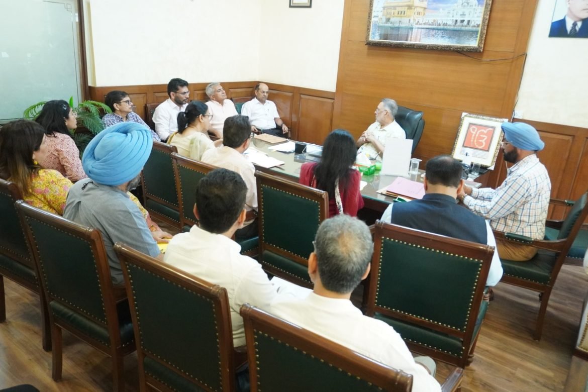 चंडीगढ़ में पंजाब स्वास्थ्य विभाग के अधिकारियों के साथ बैठक करते डॉ. बलबीर सिंह