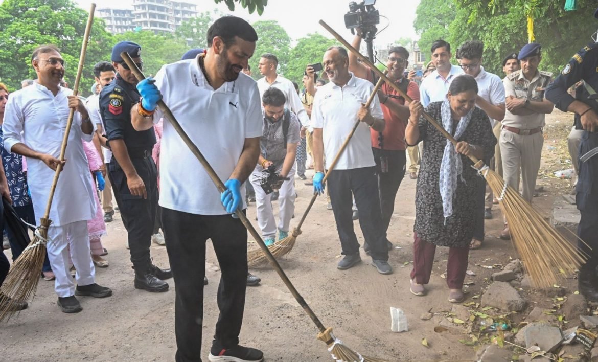 पंचकूला से मुख्यमंत्री नायब सिंह सैनी का पर्यावरण और स्वच्छता संदेश, ‘एक पेड़ मां के नाम’ अभियान में लगाए 100 पौधे