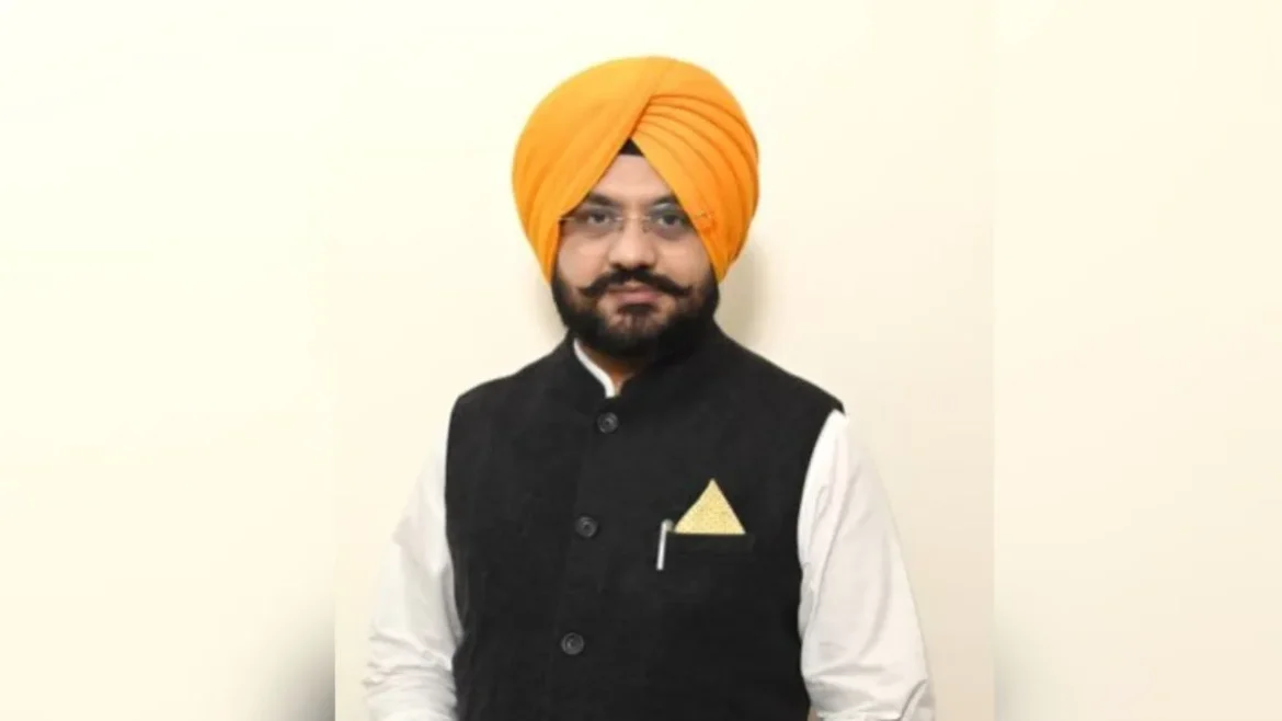 मनरेगा कर्मचारियों के प्रतिनिधियों के साथ बैठक करते कैबिनेट मंत्री तरुणप्रीत सिंह सोंद।