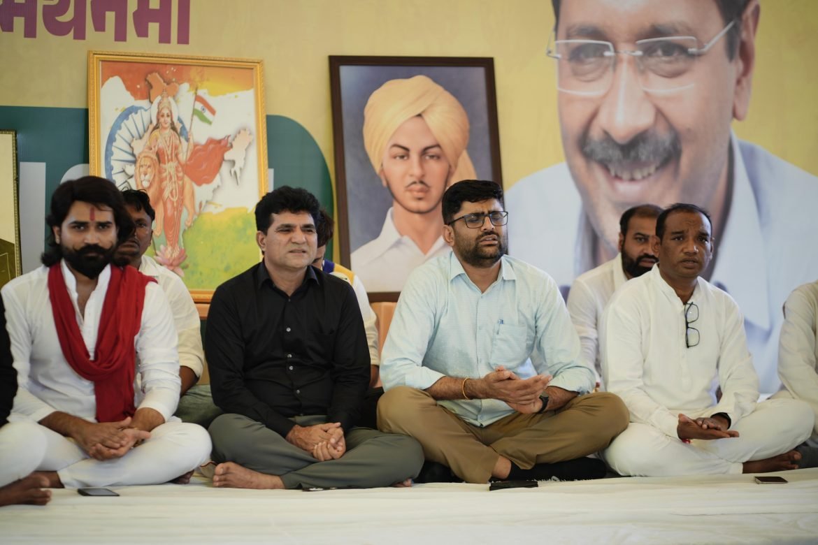 गांधीनगर में किसानों के मुद्दों पर AAP द्वारा सामूहिक उपवास कार्यक्रम का आयोजन