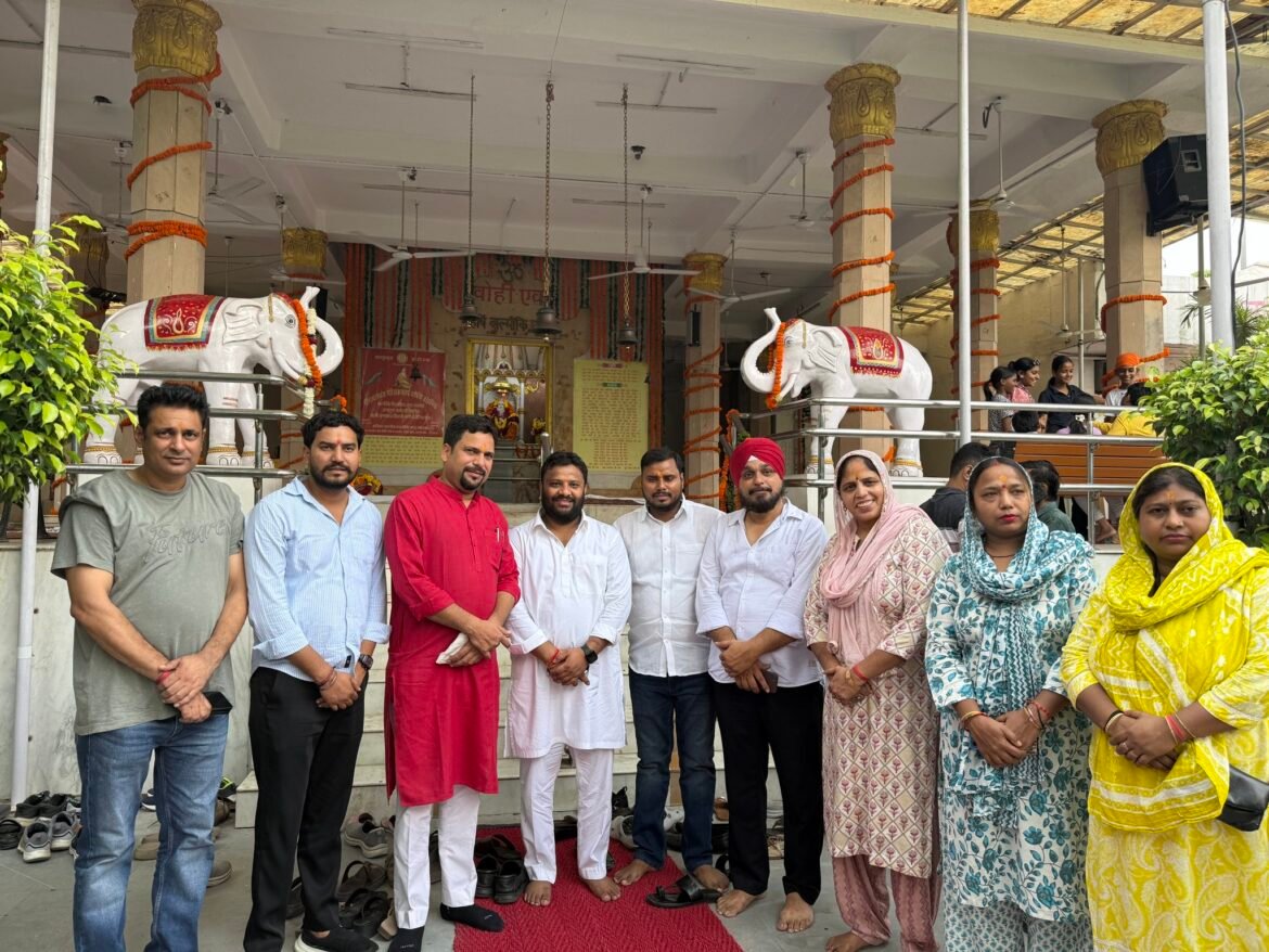 गुरु पूर्णिमा पर संजीव झा ने भगवान वाल्मीकि मंदिर में किए दर्शन, प्रदेशवासियों की सुख-शांति की कामना