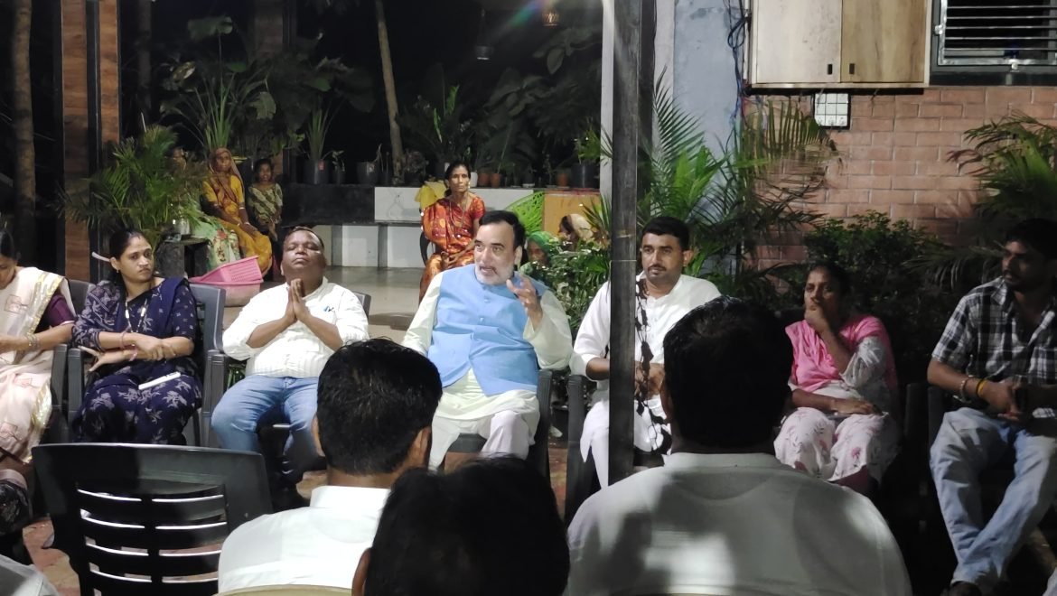 गोपाल राय ने डेडियापाड़ा विधायक चैतर वसावा के परिवार से की मुलाकात, बोले- मुश्किल समय में AAP परिवार साथ खड़ा है