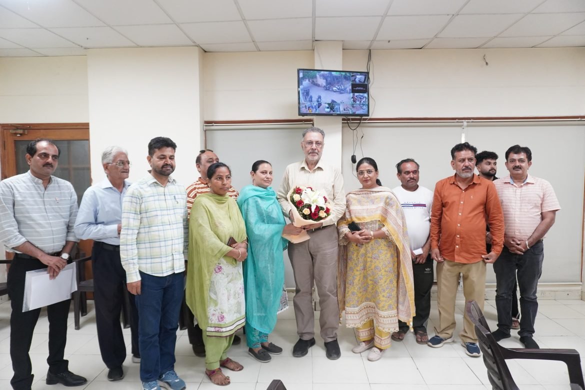 डॉ. बलबीर सिंह ने पटियाला कार्यालय में लोगों से की मुलाकात, जनसमस्याओं के समाधान का दिया भरोसा