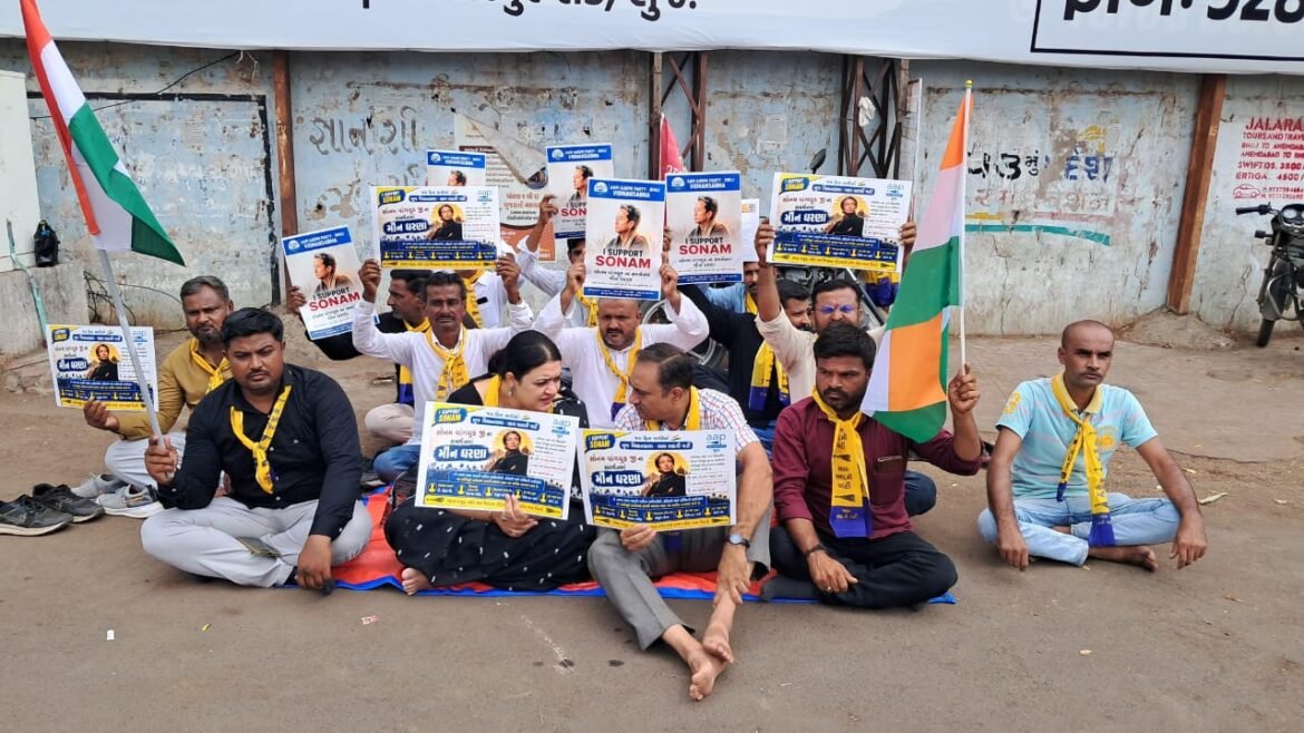 नेशनल हीरो सोनम वांगचुक और देश के विद्यार्थियों के समर्थन में 'आप' नेता डॉ. कायनात अंसारी आथा 3 घंटे के मौन धरने पर