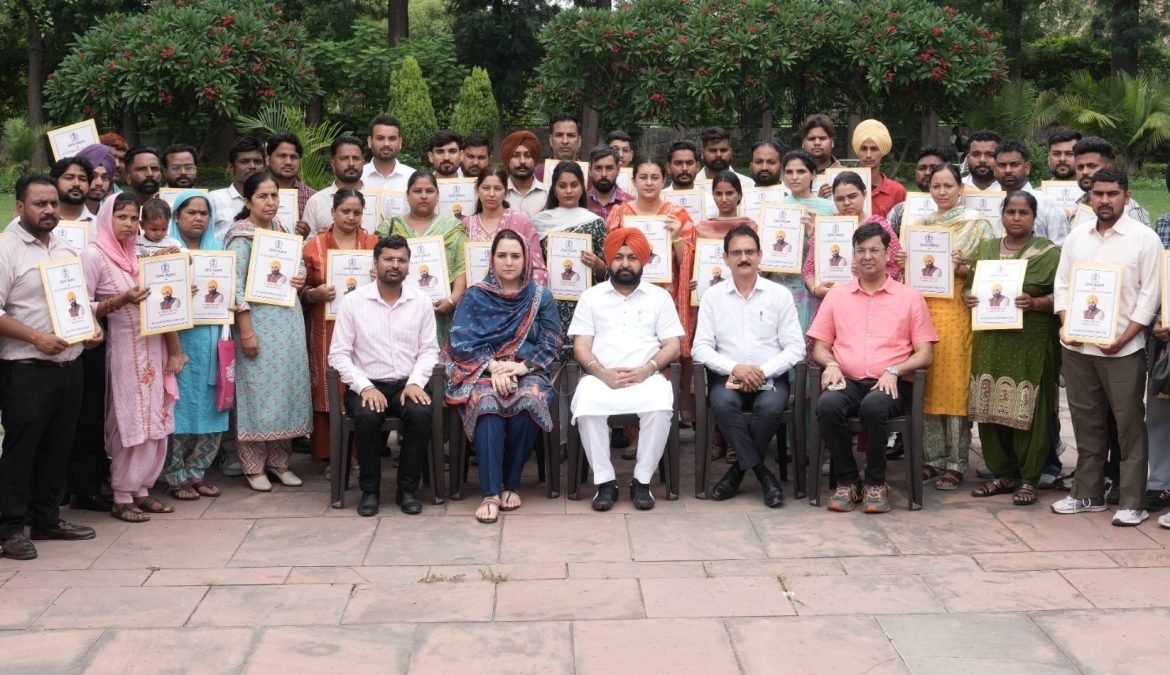 पंजाब में युवाओं को सरकारी रोजगार देने की मुहिम जारी, 52 नवनियुक्त कर्मचारियों को मिले नियुक्ति पत्र