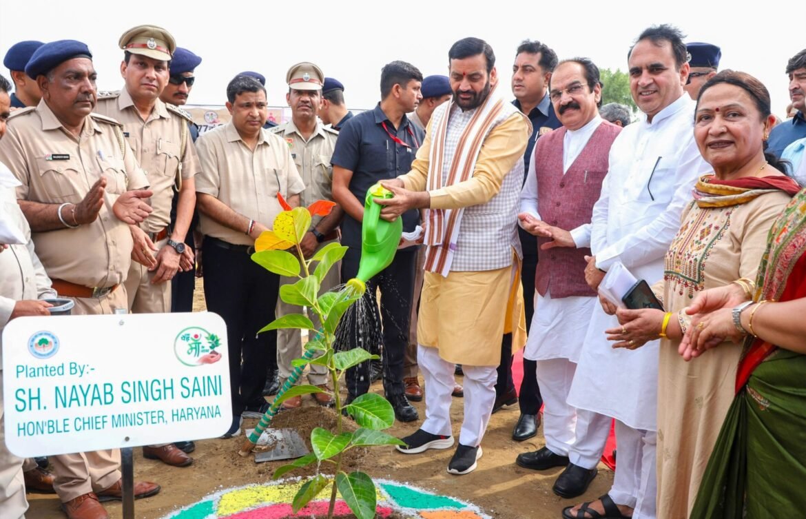 मुख्यमंत्री नायब सिंह सैनी ने सिरसा में वन महोत्सव के दौरान किया पौधारोपण, हरित भविष्य का दिया संदेश