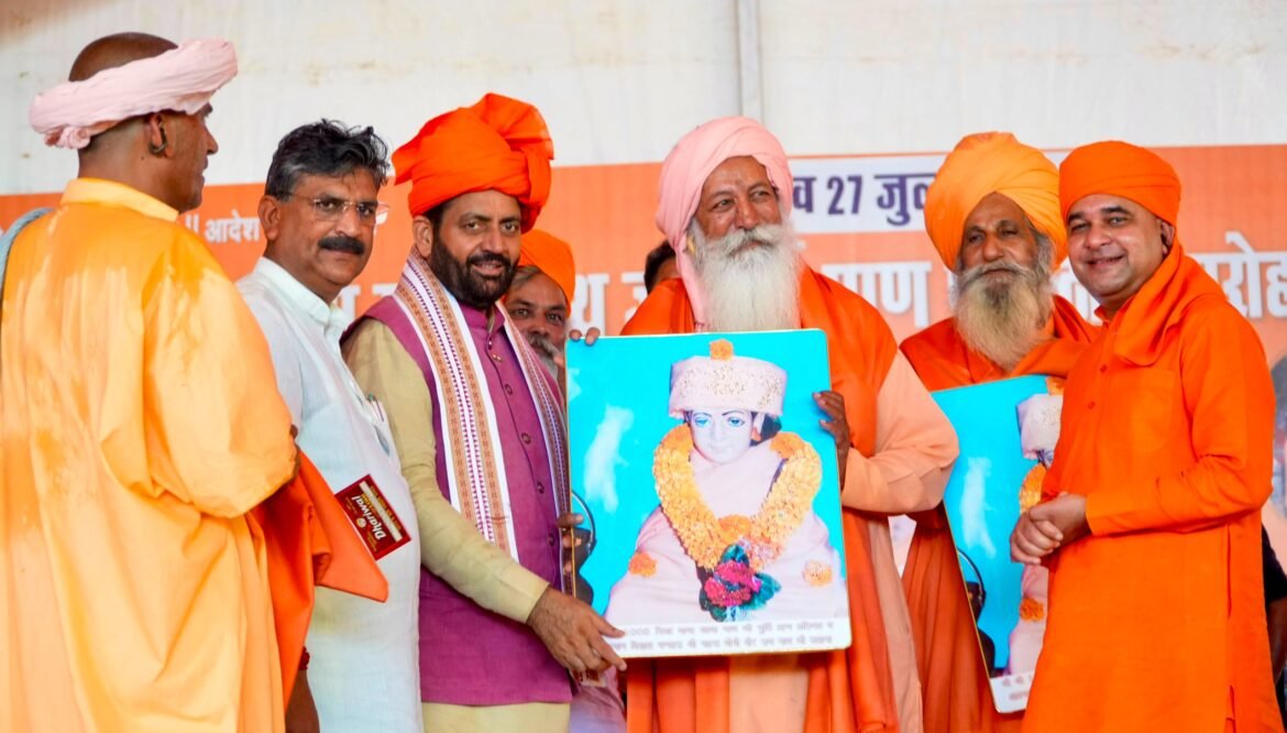 मुख्यमंत्री नायब सिंह सैनी पहुंचे सिद्ध बाबा खाकनाथ धाम, मूर्ति प्राण प्रतिष्ठा समारोह में लिया आशीर्वाद