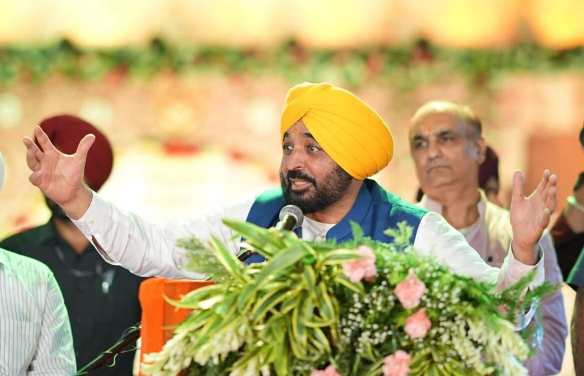 मुख्यमंत्री भगवंत मान ने मोहाली में ‘भगवान शिव के नाम एक शाम’ कार्यक्रम में लिया हिस्सा, नई तीर्थ यात्रा बसों की घोषणा