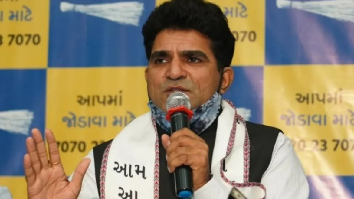 AAP नेता इसुदान गढ़वी ने खंभालिया जाते हुए “स्पेस टेक्नोलॉजी” द्वारा बनाए गए स्टेट हाईवे की असलियत लोगों के सामने रखी