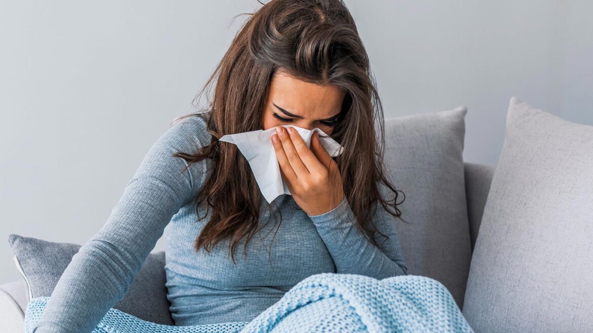 Cold Water Causes Cold: क्या ठंडा पानी पीने से होता है जुकाम? जानें क्या है सच और डॉक्टरों की राय