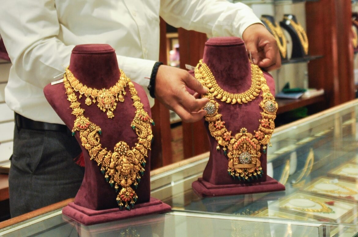 Gold Silver Price Today: सोना ₹2,890 महंगा, चांदी में ₹6,200 की तेजी, जानें 6 अगस्त 2026 के नए भाव