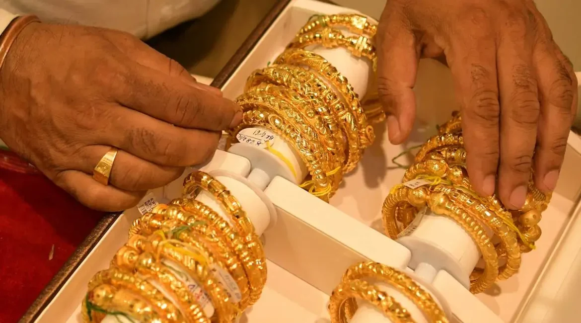 Gold-Silver Rate Today: सोना हुआ महंगा, चांदी के दाम में बड़ी गिरावट; जानें 10 ग्राम की ताजा कीमत