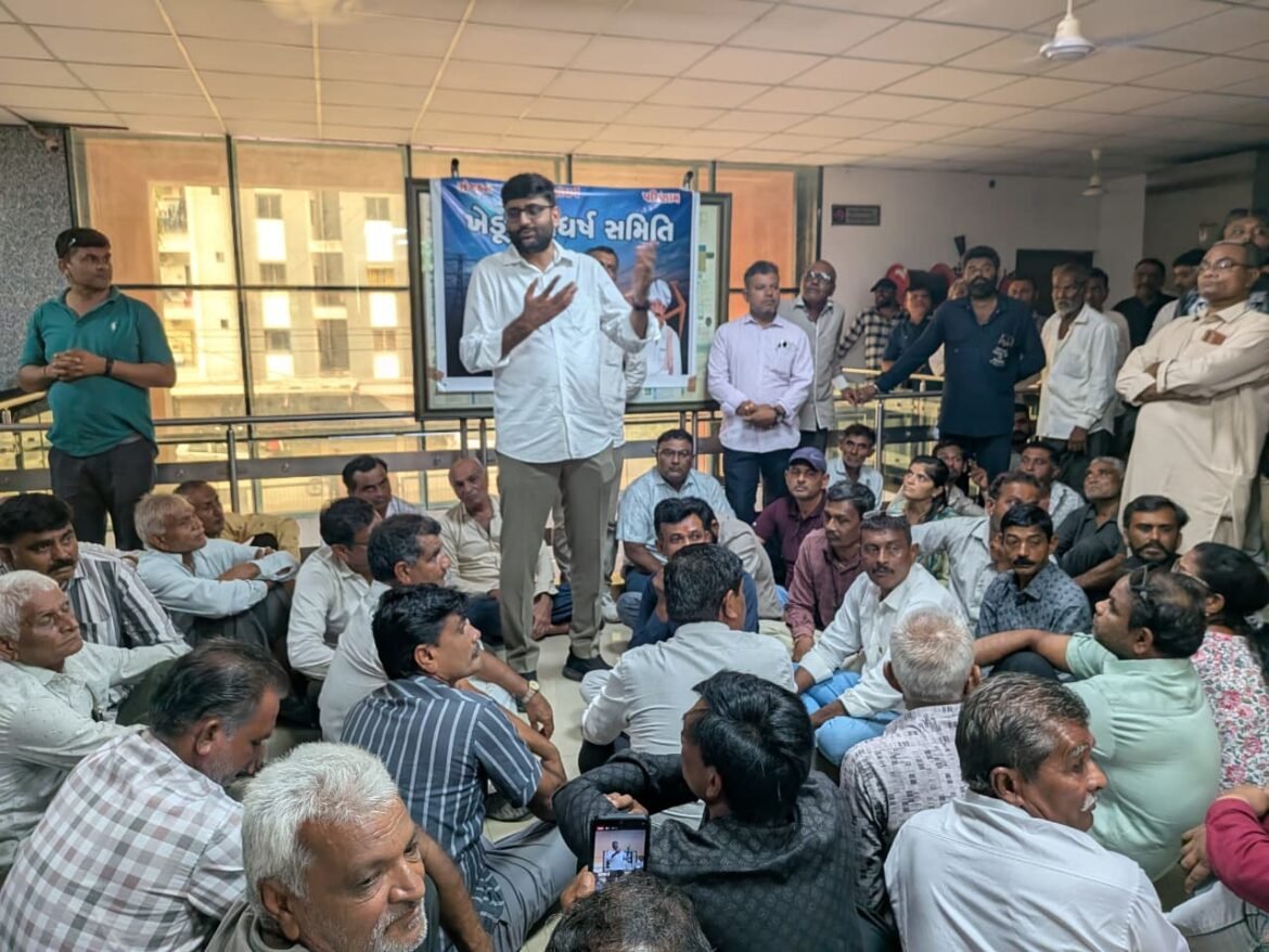 AAP विधायक गोपाल इटालिया ने किसानों को साथ रखकर 3 अलग-अलग मुद्दों पर PGVCL और कलेक्टर के समक्ष ज्ञापन दिया*