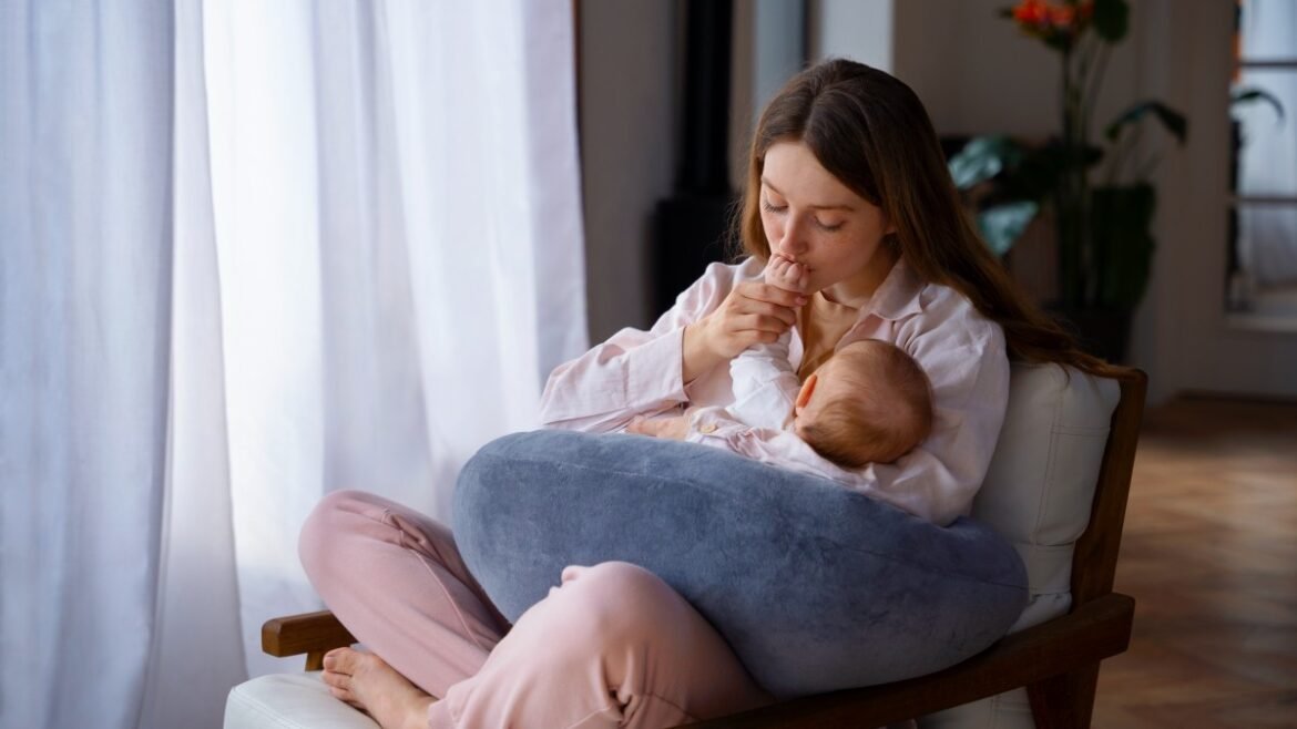 World Breastfeeding Week 2026: शिशु के लिए क्यों जरूरी है मां का दूध? जानें इसके पोषण और फायदे