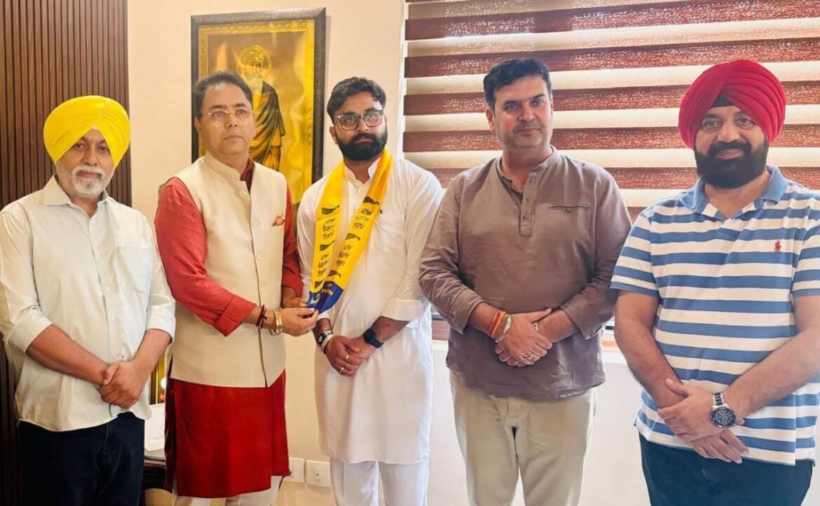 Punjab News: जालंधर नॉर्थ में AAP का बढ़ा कुनबा, अंशुमान कालिया समेत कई साथियों ने थामा पार्टी का दामन