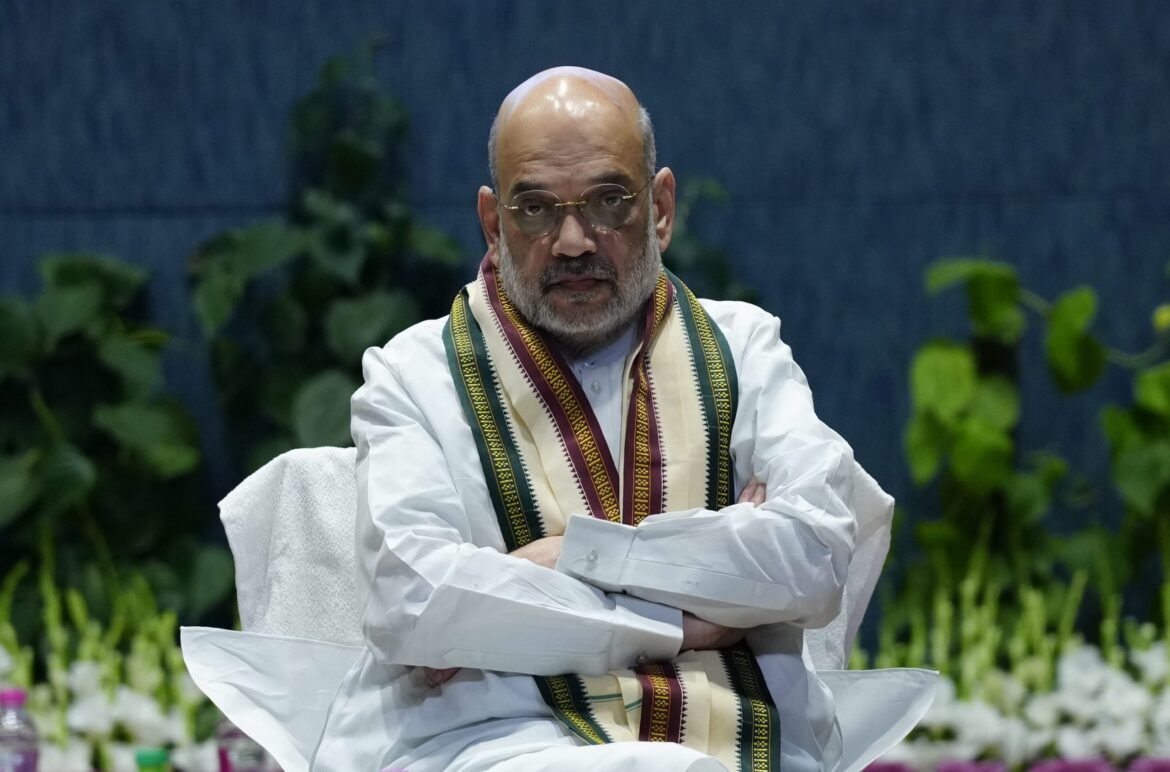 सिलीगुड़ी में एसएसबी कार्यक्रम में केंद्रीय गृह मंत्री अमित शाह ने कहा, "सीमाएं सुरक्षित हुए बिना भारत सुरक्षित नहीं रह सकता।"