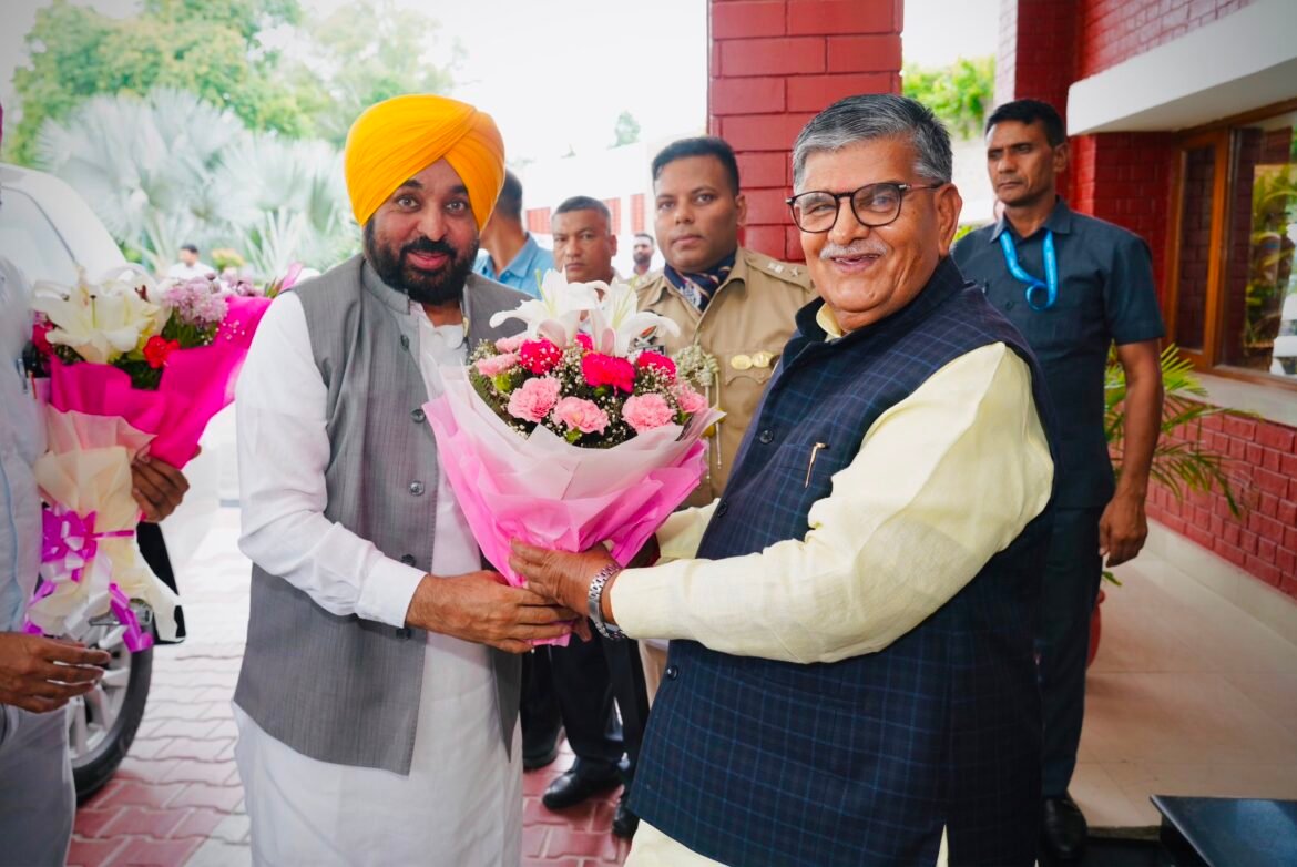 पंजाब के राज्यपाल गुलाब चंद कटारिया से मिले मुख्यमंत्री भगवंत मान, राज्य के विकास और जनहित के मुद्दों पर हुई चर्चा