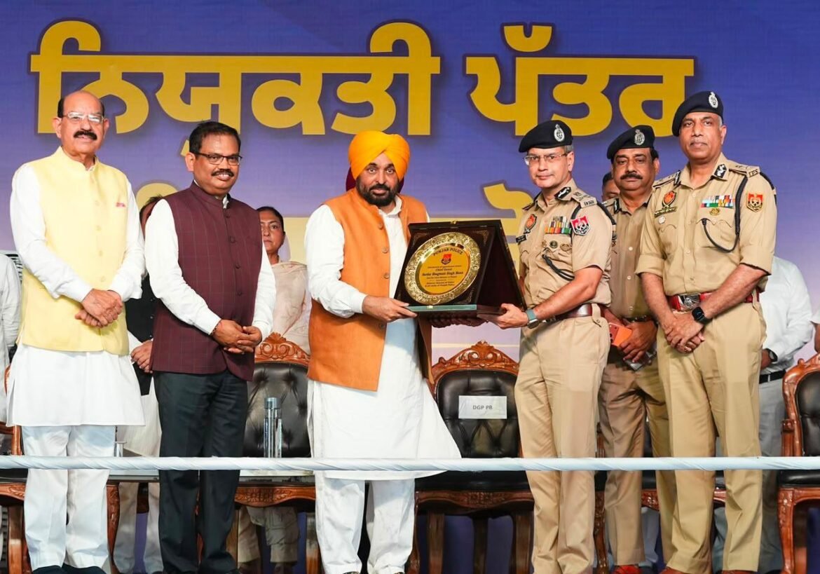 पंजाब पुलिस में 1,746 युवाओं की भर्ती, मुख्यमंत्री भगवंत मान ने बांटे नियुक्ति पत्र; बोले- मेरिट से मिली नौकरी