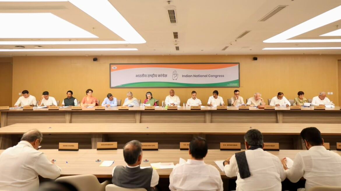 CWC: कांग्रेस वर्किंग कमेटी मीटिंग में खरगे ने कहा, "सरकार की गलत नीतियों ने हमारे युवाओं को भारी हताशा के दलदल में धकेल दिया है।"