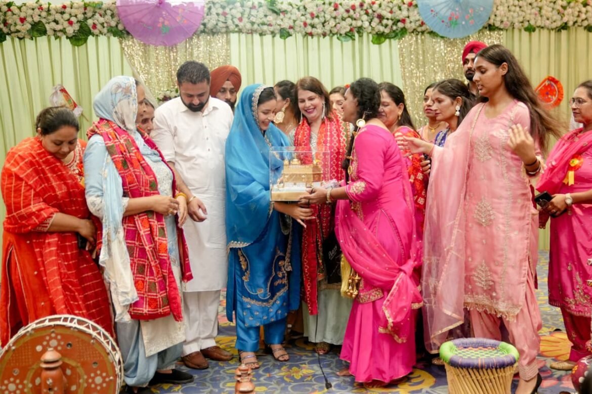 पटियाला में, तीज समारोह उत्सव में पंजाब के मुख्यमंत्री मान की पत्नी डॉ. गुरप्रीत कौर मान ने भाग लिया