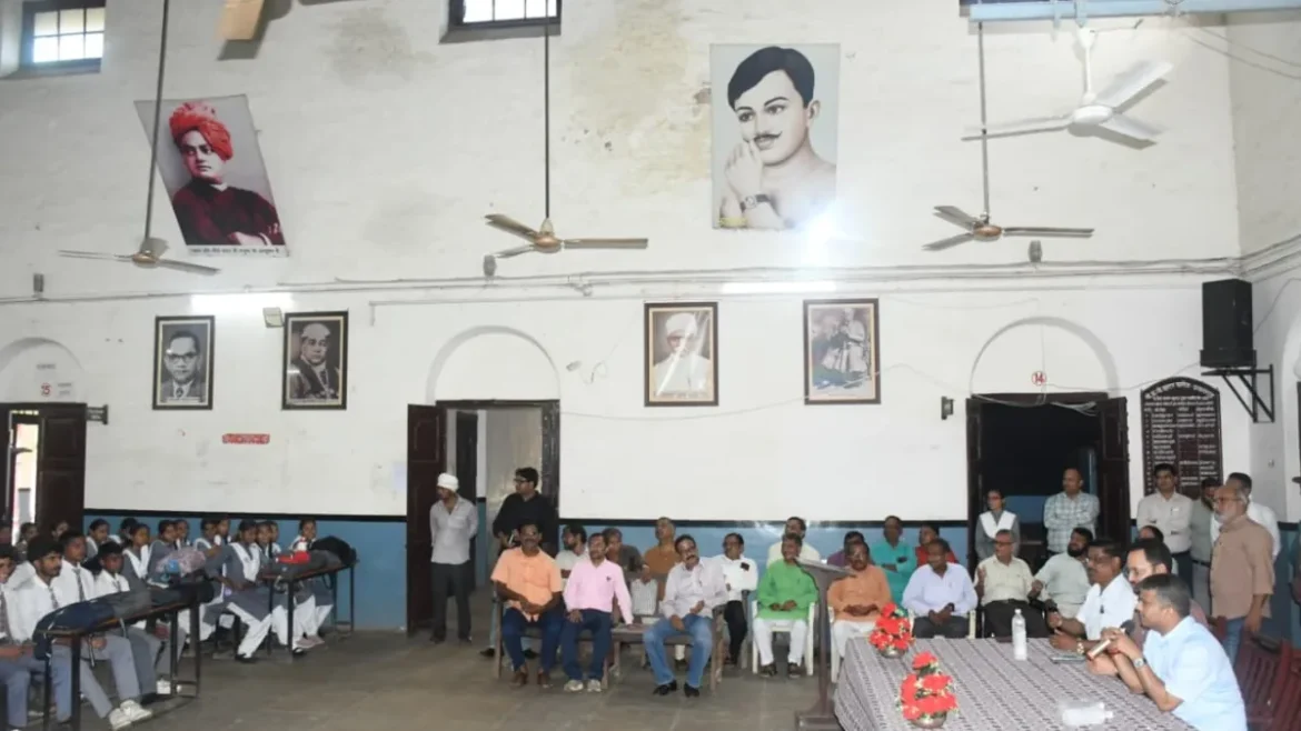 प्रयागराज डीएम मनीष कुमार वर्मा ने सभी नोडल अधिकारियों को दिए निर्देश, स्कूलों में जाकर समस्याओं को करें ठीक