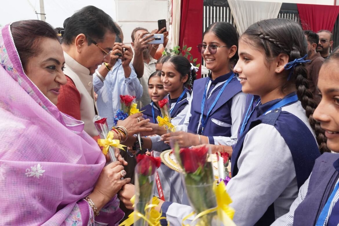 अमन अरोड़ा ने सुनाम की होनहार बेटियों को किया सम्मानित, 19,886 विद्यार्थियों के लिए स्कूल बैग वितरण शुरू