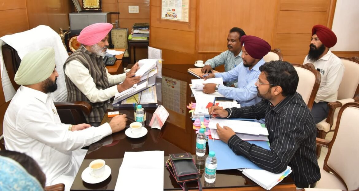 कर्मचारी संघों से मिले हरपाल सिंह चीमा, आउटसोर्स कर्मियों के मामलों में तेजी लाने के निर्देश