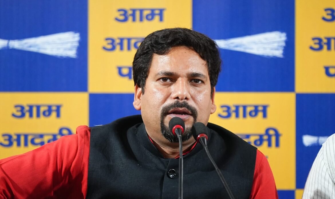 दिल्ली में AAP विधायक कुलदीप कुमार की गिरफ्तारी पर संजीव झा का हमला, बोले- ‘ये कैसा गुंडाराज?’