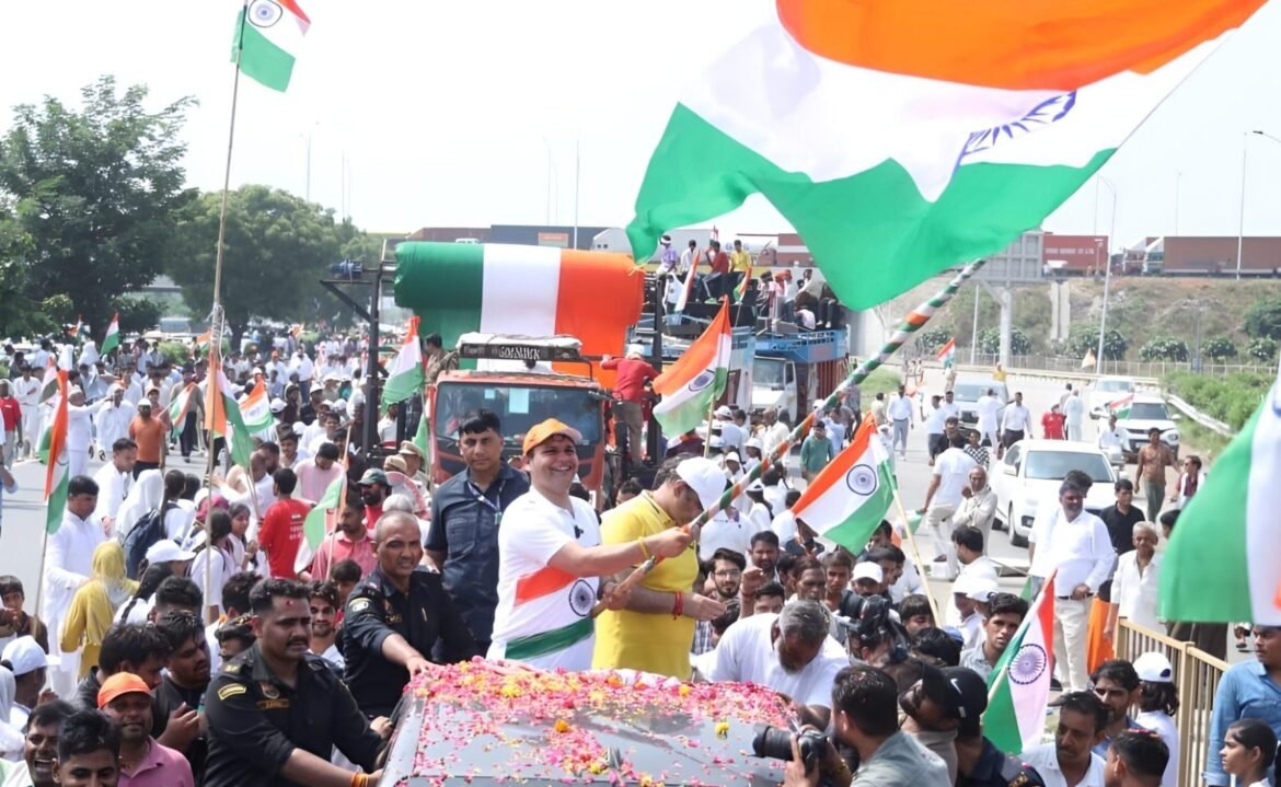 पलवल की विशाल तिरंगा यात्रा ने रचा विश्व कीर्तिमान, गौरव गौतम के नेतृत्व में हजारों लोगों ने लिया हिस्सा