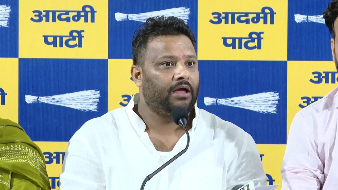 ब्लिंकिट डिलीवरी पार्टनर्स के प्रदर्शन में पहुंचे AAP नेता कुलदीप कुमार, भुगतान कटौती और ID बंद करने के आरोपों पर उठाई आवाज
