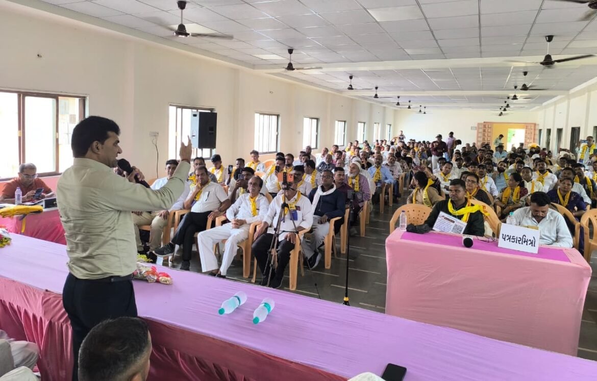 भरूच में आयोजित किसान स्वाभिमान सम्मेलन में AAP प्रदेश अध्यक्ष इसुदान गढ़वी ने की शिरकत
