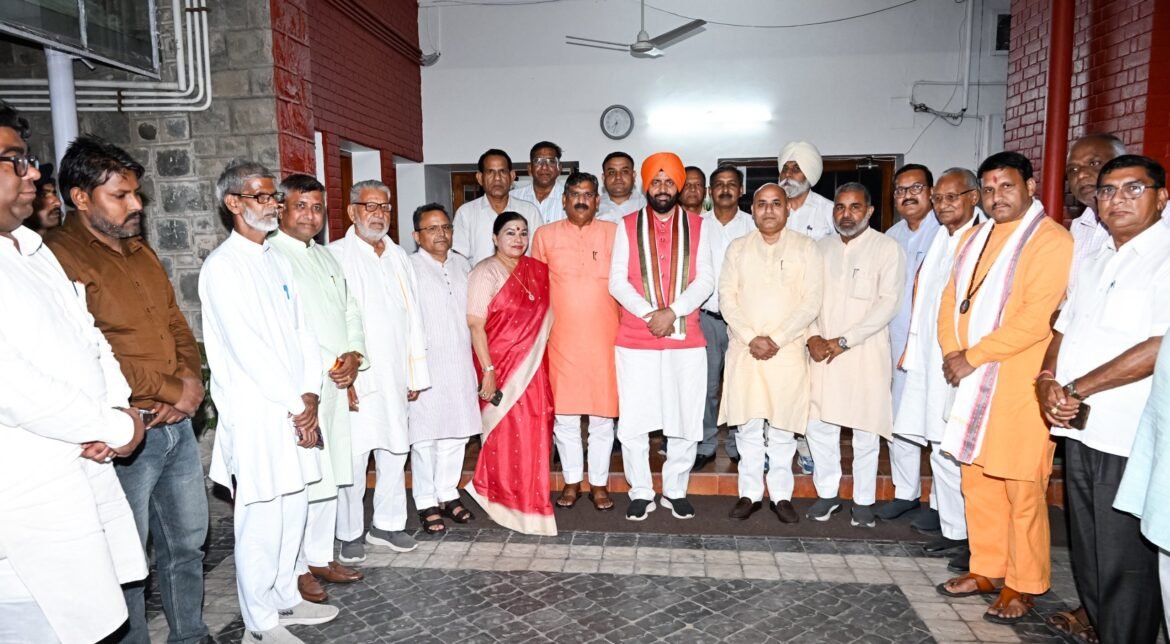 मुख्यमंत्री नायब सिंह सैनी ने संत कबीर कुटीर में सम्मानितजनों से की मुलाकात, समान विकास का दोहराया संकल्प