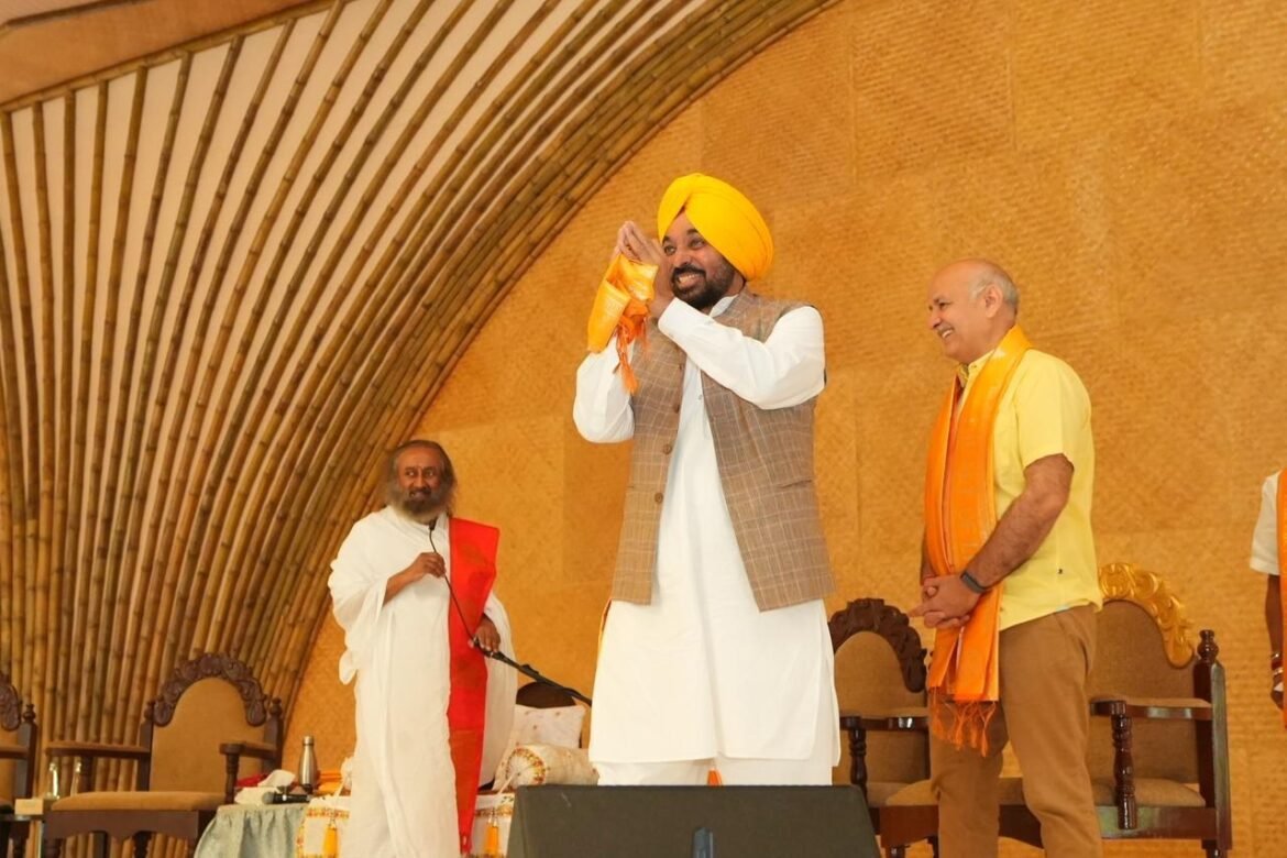 मुख्यमंत्री भगवंत सिंह मान ने अरविंद केजरीवाल और मनीष सिसोदिया के साथ श्री श्री रविशंकर जी का आशीर्वाद लिया