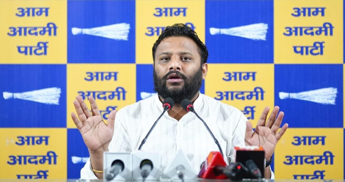सफाई कर्मचारी को इंसाफ दिलाने के लिए AAP का धरना जारी, कुलदीप कुमार ने भाजपा सरकार पर साधा निशाना
