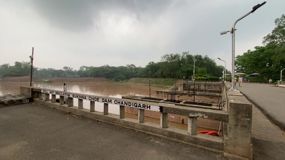 सुखना झील का जलस्तर बढ़ा, चंडीगढ़ प्रशासन ने खोला फ्लड गेट; निचले इलाकों में अलर्ट