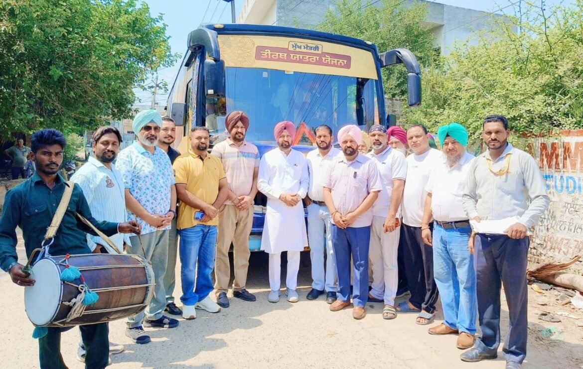 हरदीप सिंह मुंडियां ने कोहाड़ा से श्री हरमंदिर साहिब के दर्शन के लिए बस को दिखाई हरी झंडी