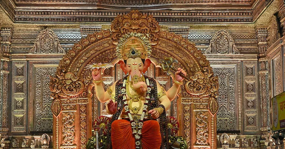 विद्युत जामवाल लालबागचा राजा के दरबार पहुंचे, गणेश चतुर्थी पर शंख-डमरू बजाकर बप्पा की आराधना की