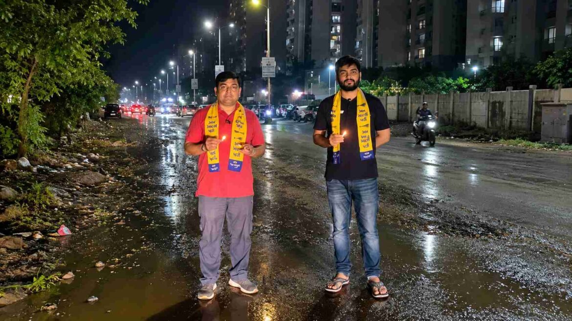 मुख्यमंत्री के घाटलोडिया क्षेत्र में सड़कों की खराब स्थिति के खिलाफ आम आदमी पार्टी ने एक अलग तरह से विरोध प्रदर्शन किया।