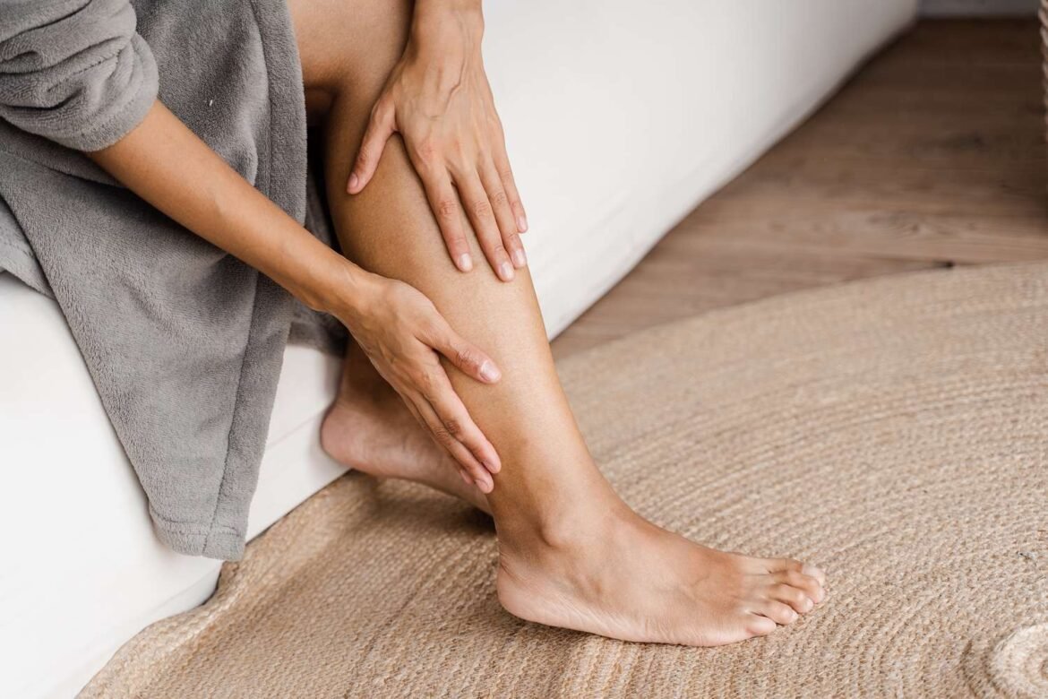 Leg Pain Causes: बिना चोट के अचानक पैर में होने लगा दर्द? इन पोषक तत्वों की कमी हो सकती है वजह