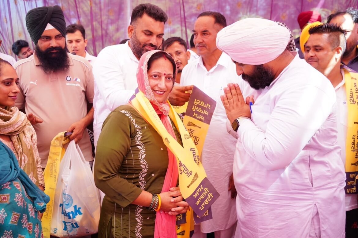 कांग्रेस सरपंच समेत दर्जनों परिवार आम आदमी पार्टी में शामिल