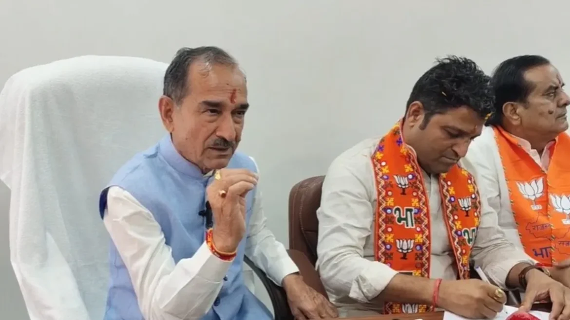 भाजपा अध्यक्ष मदन राठौड़ ने कहा, 'कांग्रेस के सभी नेता एक दूसरे को नीचा दिखाने का काम कर रहे हैं.'