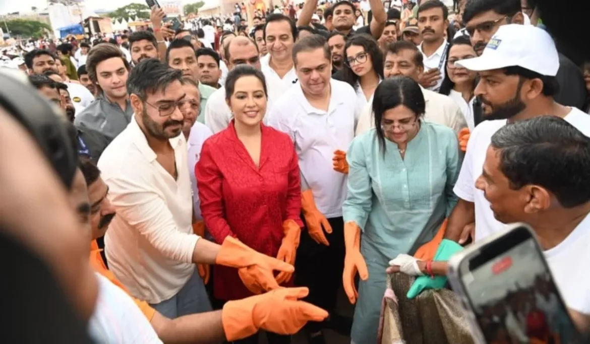 गणपति विसर्जन के बाद जुहू बीच की सफाई में अजय देवगन ने अमृता फडणवीस का साथ दिया