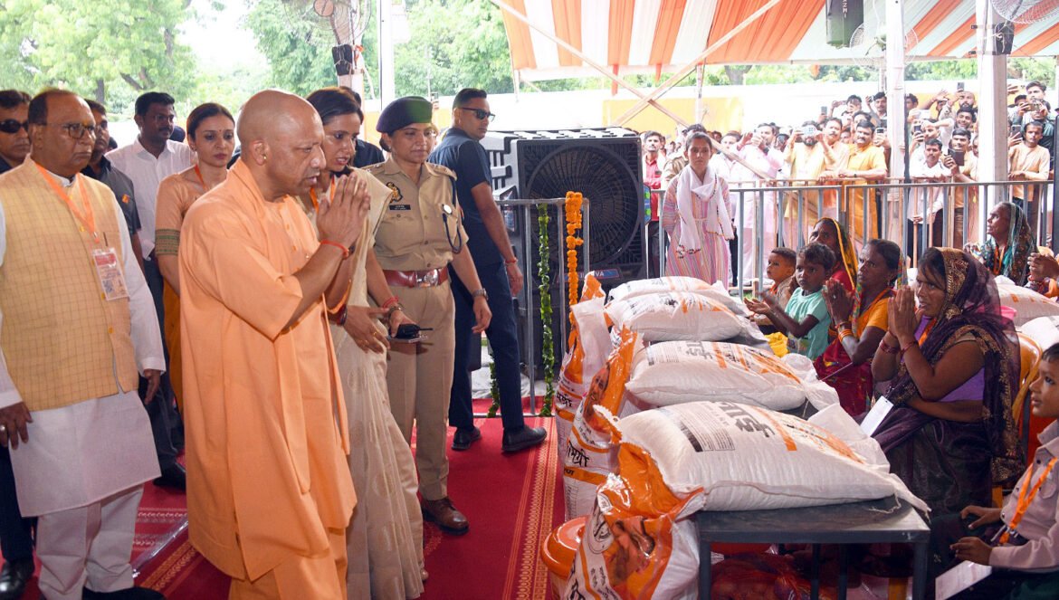 फर्रुखाबाद में बाढ़ प्रभावित 1,000 परिवारों को राहत, आश्रयहीन परिवारों को मिला भूमि आवंटन प्रमाण-पत्र