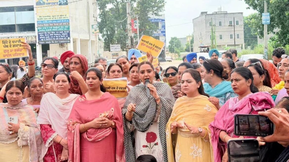 अकाली दल के कार्यालय में बुजुर्ग दलित महिला के साथ मारपीट के खिलाफ आप महिला विंग ने समराला में किया जोरदार विरोध प्रदर्शन
