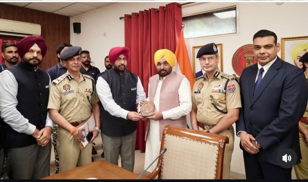 मुख्यमंत्री भगवंत सिंह मान ने भगोड़े अपराधी अमृत दालम के मोल्दोवा से हवालगी में सफलता हासिल करने वाली पंजाब पुलिस टीम को किया सम्मानित